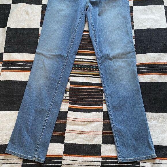 NWT Eddie Bauer Stay Shape Slightly Curvy Straight Denim Jeans. Size 8. - Picture 7 of 12